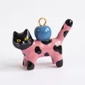 Primer plano de un lindo colgante de gato rosa y negro con esfera azul y lazo dorado. - Colante de Cachorro Rosa y Negro con Bola Azul Solo