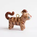 Lindo colgante de tigre de cerámica con gorro de Papá Noel y anillo dorado para joyas - Colgante de Tigre con Gorro de Navidad Rojo Solo