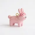 Vista detallada de un lindo colgante de conejo de cerámica rosa con antifaz de sueño - Colgante de Gato con Máscara de Ojos Solo