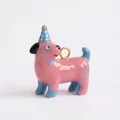 Detalle de un colgante de perro de cerámica rosa con sombrero azul y anillo dorado - Colante de Cachorro con Sombrero de Cumpleaños Azul Solo