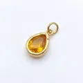 Gedetailleerd beeld van een druppelvormige citrien hanger in een vintage gouden zetting. - Alleen Hanger / November Ovaal Charm