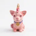 Vista detallada de un colgante de Chihuahua rosa con textura de mármol y peinado mohicano. - Colante de Cachorro Rosa con Collar Solo