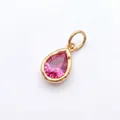 Gedetailleerde opname van een peervormige roze edelsteenhanger in een goudkleurige kast. - Alleen Hanger / Juli Ronde Hanger