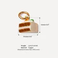 Vue détaillée d'un pendentif en forme de part de gâteau avec dimensions pour bijoux - Pendentif Gâteau Aux Carottes