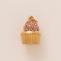 Elegante ciondolo cupcake in acciaio inox placcato oro 18K decorato con cristalli rosa lucenti - Dessert