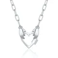 Collier en acier inoxydable argenté avec mains tenant un pendentif coeur et breloque - Collier Fermoir Geste de Coeur / Argent