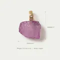 Makrodetail eines lila Natursteinanhängers mit vergoldeter Kupferöse und glänzenden Kristallen - Anhänger Ohne Kette (2-Hellviolett Anhänger) / Lavendel