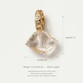 Gros plan d'un pendentif en pierre naturelle avec bélière en cuivre plaqué or et mesures - Pendentif Seul (4-Pendentif Transparent) / Transparent