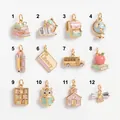 Vue détaillée de 12 breloques en émail coloré sur le thème de l'école pour la création de bijoux. - Breloque Livre