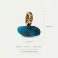 Vista macro di pendente in turchese irregolare con anello dorato e relative dimensioni - Patterned Blue Pendant