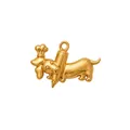 Gedetailleerde macro-opname van een gouden teckel bedeltje met koksmuts en deegroller - Potlood Hond Stijl / Goud