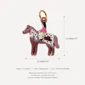 Vista dettagliata di un ciondolo a forma di cavallo in smalto con placcatura in oro PVD - Ciondolo Cavallo Stile 9