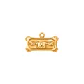 Detailopname van gouden roestvrijstalen teckel hanger met reliëf van een hondengezicht - Hondenbot Hanger / Goud