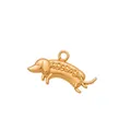 Vista macro detallada de un colgante de perro salchicha chapado en oro 3D para joyería - Colgante de Perro con Hamburguesa / Dorado