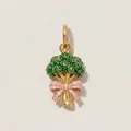 Detalle de alta calidad de un colgante de brócoli esmaltado en oro con un lazo rosa mono. - Colgante de Brócoli