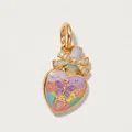Vista detallada de un colgante de corazón de esmalte colorido con lazo de cristales y mariposa. - Colgante de Botella Colorida