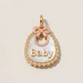 Vista detalle: colgante babero de oro 14K con lazo de esmalte rosa e incrustación - Colgante de Babero para Bebé