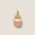 Primer plano detallado de un dije de tambor bañado en oro de 14K con esmalte rosa - Colgante de Tambor Rosa