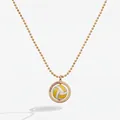 Zoom sur un collier à billes dorées avec un pendentif de volleyball de plage rotatif - Style Volleyball de Plage Rotatif / Or