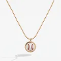 Détail d'un collier pendentif baseball rotatif avec chaîne à billes dorée et gravure - Style Baseball Rotatif / Or