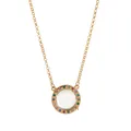 Dettaglio di un ciondolo a cerchio dorato con pietre colorate e centro trasparente - Collana Medaglione Circolare in Vetro con Strass