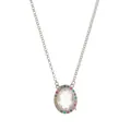 Dettaglio di una collana ovale in argento con pietre arcobaleno e una pietra centrale chiara - Collana Medaglione Ovale con Strass Tono Acciaio