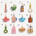 Zwölf bunte Miniatur-Küchengeräte-Emaille-Anhänger mit Schneebesen, Teekanne und Topf. - Schneebesen Anhänger