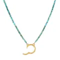 Bohemian-Türkisperlenkette mit einem strukturierten goldenen Rundverschluss-Anhänger - Grüne Perlenverschluss Kette