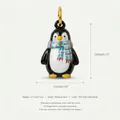 Detailreicher Pinguin-Anhänger aus Edelstahl mit buntem Schal und hochwertiger PVD-Vergoldung - Pinguin-Anhänger (Nr. 5) / 18x11mm