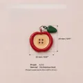 Detail eines apfelförmigen Knopfanhängers mit Maßen von 23 mm x 22 mm und 316 Edelstahl-Label - Roter Apfel Anhänger