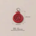 Roter Granatapfel-Knopfanhänger im Detail mit 23 mm Größe und Edelstahlmaterial - Granatapfel Anhänger