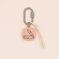 Vue rapprochée du motif couteau de camping sur l'étiquette du porte-clés rose. - Motif Couteau