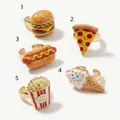 Vue détaillée de cinq bagues ludiques sur le thème de la nourriture en émail coloré - Style Hamburger 3D