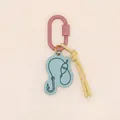Détail d'un porte-clés de camping en acrylique bleu avec motif hameçon et mousqueton rose - Motif Crochet
