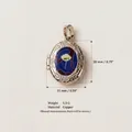 Ciondolo medaglione ovale vintage argento con incisione floreale e fiore blu - No. 14 & 23 Medaglione Apribile Misto / Tie-Dye Colorato & Tarassaco Singolo