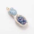 Primo piano dettagliato di un ciondolo cucchiaio scoiattolo in ceramica con mirtilli - Solo Ciondolo / Ciondolo Cucchiaio Scoiattolo con Mirtilli