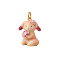 Vue détaillée d'un pendentif en émail en forme de lapin aux oreilles tombantes avec des fleurs - Pendentif Uniquement / Pendentif Renard à Oreilles Tombantes Tenant une Fleur