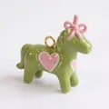 Gros plan d'un pendentif poney en émail vert avec des cœurs roses pour bijoux DIY - Style Cheval Vert / Vert menthe