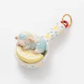 Primo piano di un agnellino di ceramica che dorme su una fetta di limone in un mini mestolo - Solo Ciondolo / Ciondolo Cucchiaio Agnello con Limone