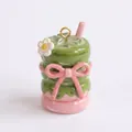 Gros plan détaillé d'un pendentif en émail 3D rose et vert aux couleurs macaron - Style Thé au Lait Nœud / Rose