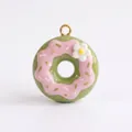 Vue macro d'un pendentif en émail en forme de donut rose et vert avec fleur - Forme de donut / Vert menthe