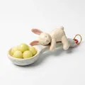 Dettaglio ravvicinato di un ciondolo a cucchiaio con coniglio in ceramica e frutti - Solo Ciondolo / Ciondolo Cucchiaio Coniglio Bianco con Uva