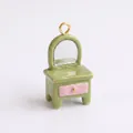 Gros plan d'un pendentif coiffeuse en émail vert et rose macaron pour bijoux DIY créatifs - Style Coiffeuse / Vert menthe