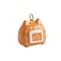 Dettaglio macro di un mini ciondolo a forma di forno arancione con icone da forno - Ciondolo Piccola TV Testa di Gatto Arancione