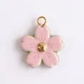 Vue détaillée d'un pendentif fleur de cerisier en émail rose et vert pour bijoux DIY. - Fleur de cerisier / Rose