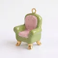 Vue détaillée de la breloque fauteuil en émail rose et vert pour des colliers DIY. - Style Petit Canapé / Rose Vert Bloc de Couleur