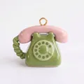 Détail d'un pendentif téléphone rétro en émail rose macaron et vert - Design de téléphone rétro / Rose Vert Bloc de Couleur
