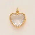 Dettaglio del ciondolo a cuore in cristallo sfaccettato con cornice dorata e pietre. - Scatola del cuore / Oro