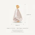Vista dettagliata del pendente in perla finta irregolare con una specifica di 24 mm - Solo ciondolo in perla artificiale a goccia (senza catena) / Bianco Perla Artificiale
