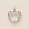 Primo piano di un ciondolo a cuore in cristallo con gancio impreziosito da strass. - Scatola del cuore / Color Acciaio